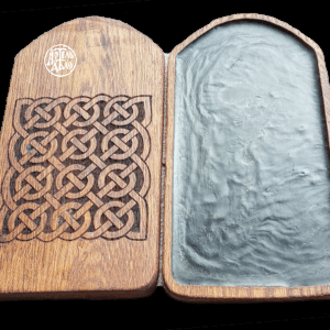 Цера з гравіюванням