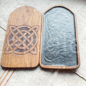 Цера з гравіюванням