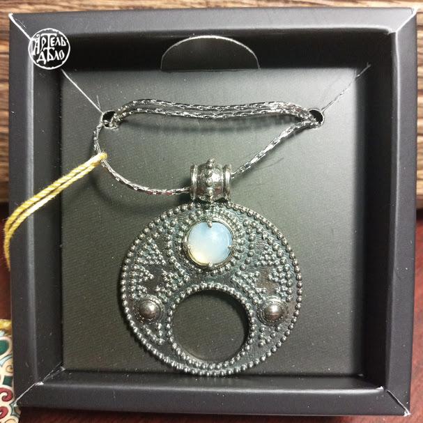 Підвіска-лунниця з кабошоном. Репліка