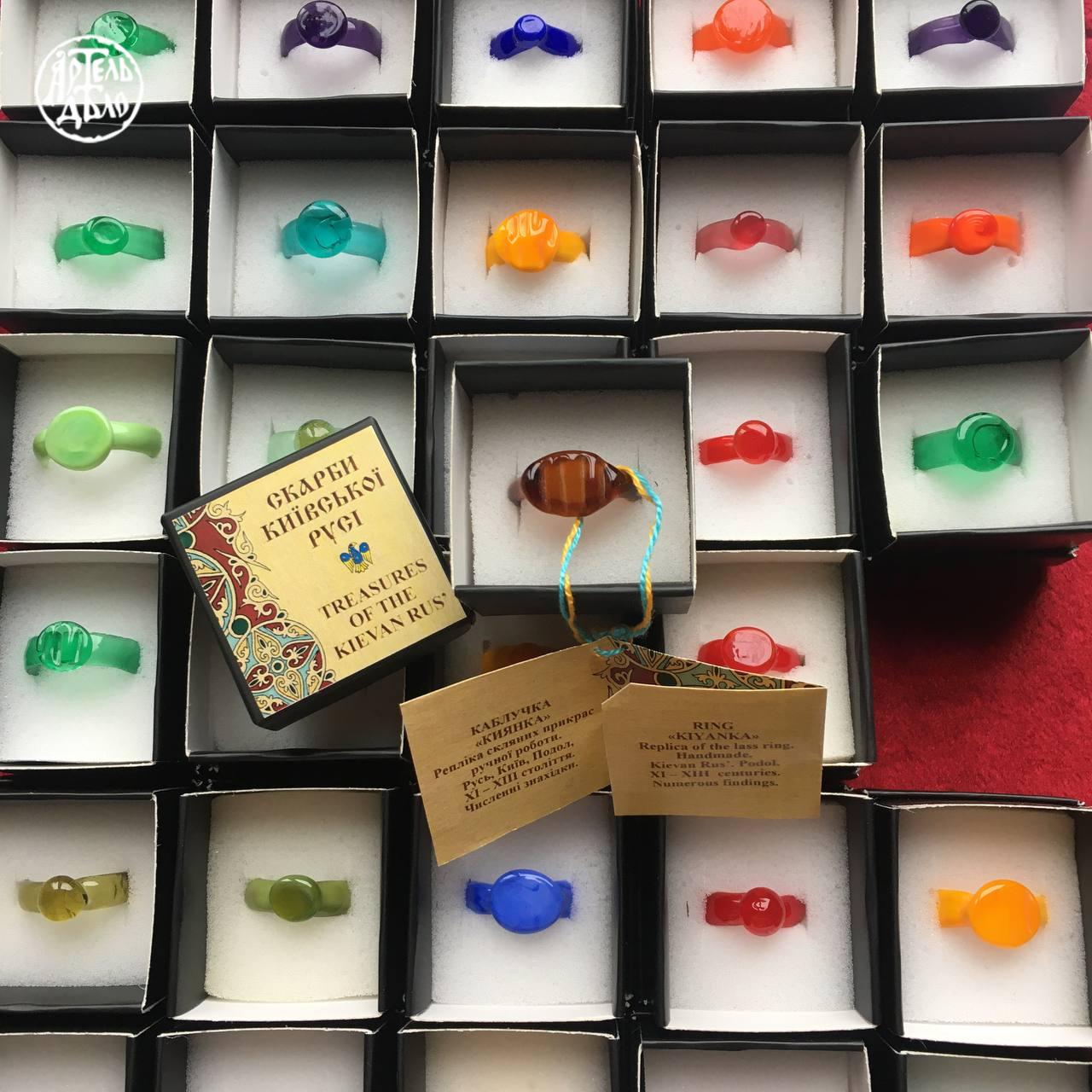 Каблучка. Репліка. Скло ручної роботи.